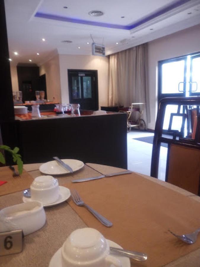 Room In Lodge - Owu Crown Hotel, อิบาดัน ภายนอก รูปภาพ